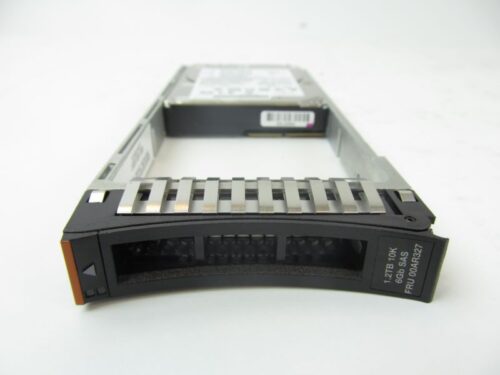 Disco duro IBM de 2.5 pulgadas y 1.2TB modelo 10K con interfaz de 6GB en un marco gris.