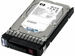 Disco duro HP HDD 300GB, 3.5in 15K DP, en carcasa metálica con etiqueta de especificaciones.