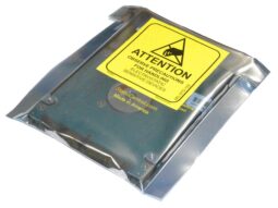 Disco duro HP Sata de 2.5" y 320GB en su embalaje, con etiqueta de precaución.