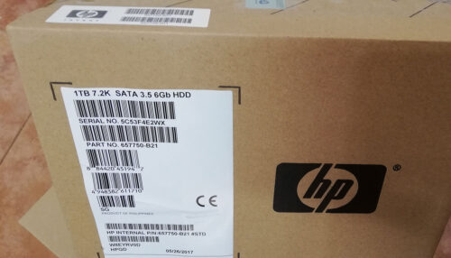 Caja de disco duro HP 1TB SATA, código y detalles técnicos visibles.