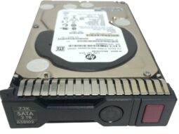Disco duro HP 2TB 6G SATA, 7.2K rpm, de 3.5 pulgadas en vista oblicua frontal.