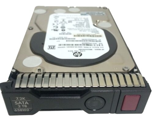 Disco duro HP 2TB 6G SATA, 7.2K rpm, de 3.5 pulgadas en vista oblicua frontal.