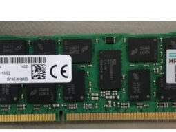 Módulo de memoria RAM HPE de 8GB para servidor, con etiqueta y código QR visibles.