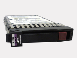 Disco duro HP 4TB SATA 7.2K, enfoque cercano mostrando etiqueta de especificaciones y diseño frontal.