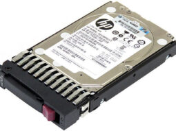 Disco duro HP HDD 1.2TB 6G SAS 10K 2.5", color plata con etiqueta de especificaciones.