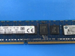 Módulo de memoria RAM HP de 8GB, DDR3 PC3L-12800, con etiquetas detalladas sobre fondo azul.