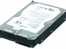 Disco duro SEAGATE HDD de 1.5TB SATA, color plateado con etiqueta detallada en la parte superior.
