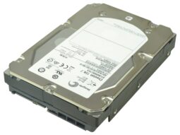 Disco duro SEAGATE de 600GB, 3.5 pulgadas y 15K RPM, vista superior con etiquetas detalladas.