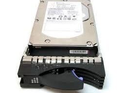 Disco duro IBM REMARKETING de 300GB con conexión SCSI, diseño gris y etiqueta blanca.