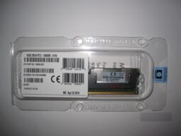 Módulo de memoria RAM HP 8GB PC3-10600R en su empaque original sobre fondo blanco.