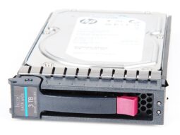 Disco duro HP 3TB SATA de 7200 RPM con detalle del etiquetado y bahía de conexión.