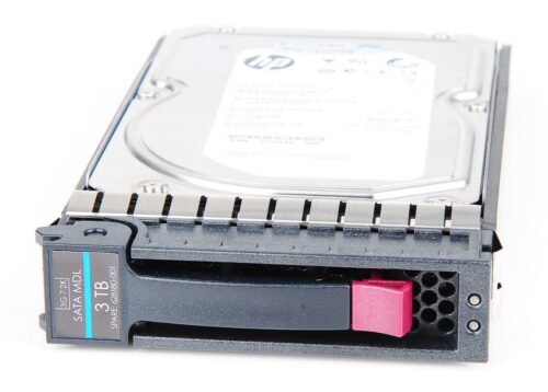 Disco duro HP 3TB SATA de 7200 RPM con detalle del etiquetado y bahía de conexión.