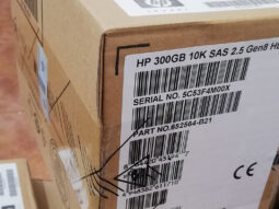 Caja de disco duro HP 300GB SAS 10K 2.5" con etiquetas de especificaciones y código QR en primer plano.