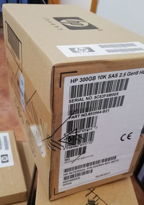 Caja de disco duro HP 300GB SAS 10K 2.5" con etiquetas de especificaciones y código QR en primer plano.