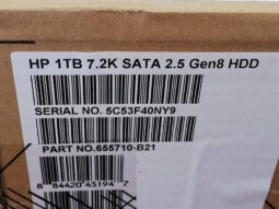 Caja de cartón de HP con etiqueta de disco duro SATA 1TB, especificaciones visibles.