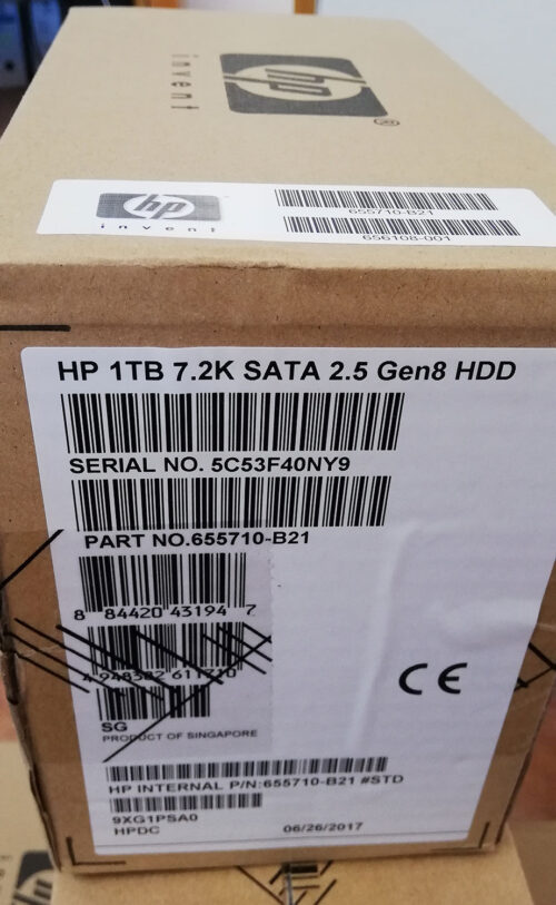 Caja de cartón de HP con etiqueta de disco duro SATA 1TB, especificaciones visibles.