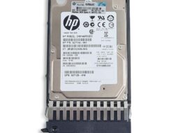 Disco duro HP 146GB 15K 2.5" con detalle de la etiqueta y chasis metálico.