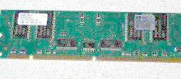 Módulo de memoria HP de 128MB y 133MHz ECC, vista frontal en detalle.