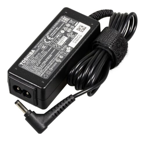 Adaptador de corriente AC Toshiba 45W, vista lateral con cable y conector.