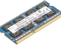 Memoria RAM HP de 4GB PC3-10600 para portátiles, mostrando etiquetas detalladas y chips en circuito azul.