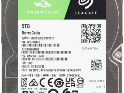 Disco duro Seagate Barracuda de 5TB, etiqueta visible con códigos QR y detalles técnicos.