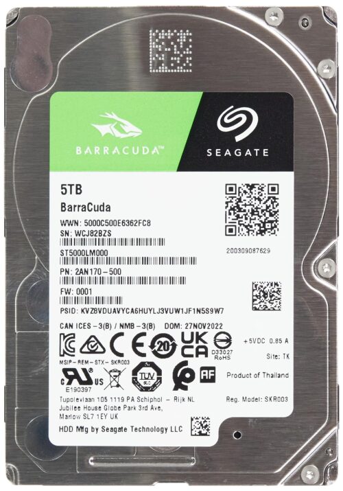 Disco duro Seagate Barracuda de 5TB, etiqueta visible con códigos QR y detalles técnicos.